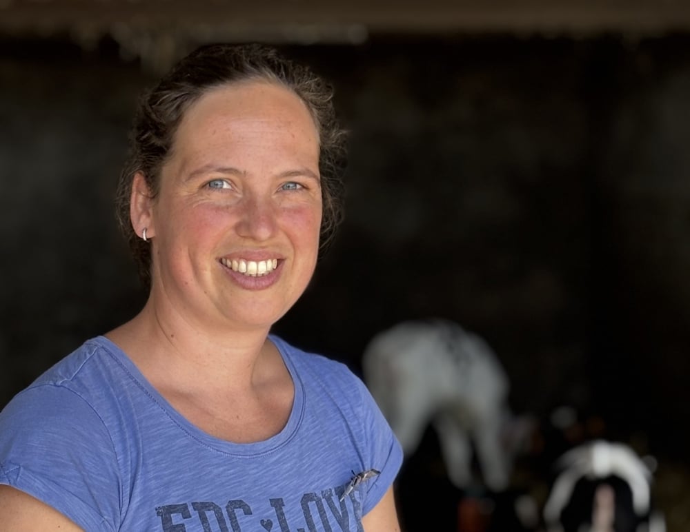 Sanne Theuwissen (35) geniet ervan om bezig te zijn met de kalveren en is continu op zoek naar manieren om verder te optimaliseren.